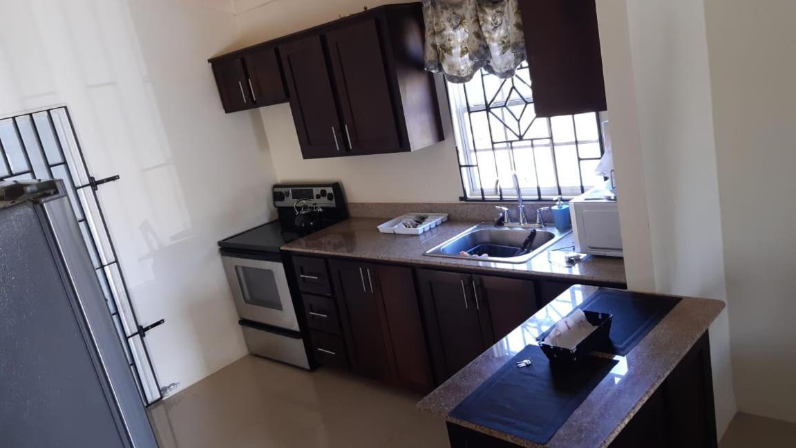 Bing'S Home Away From Home Ocho Rios Exterior photo