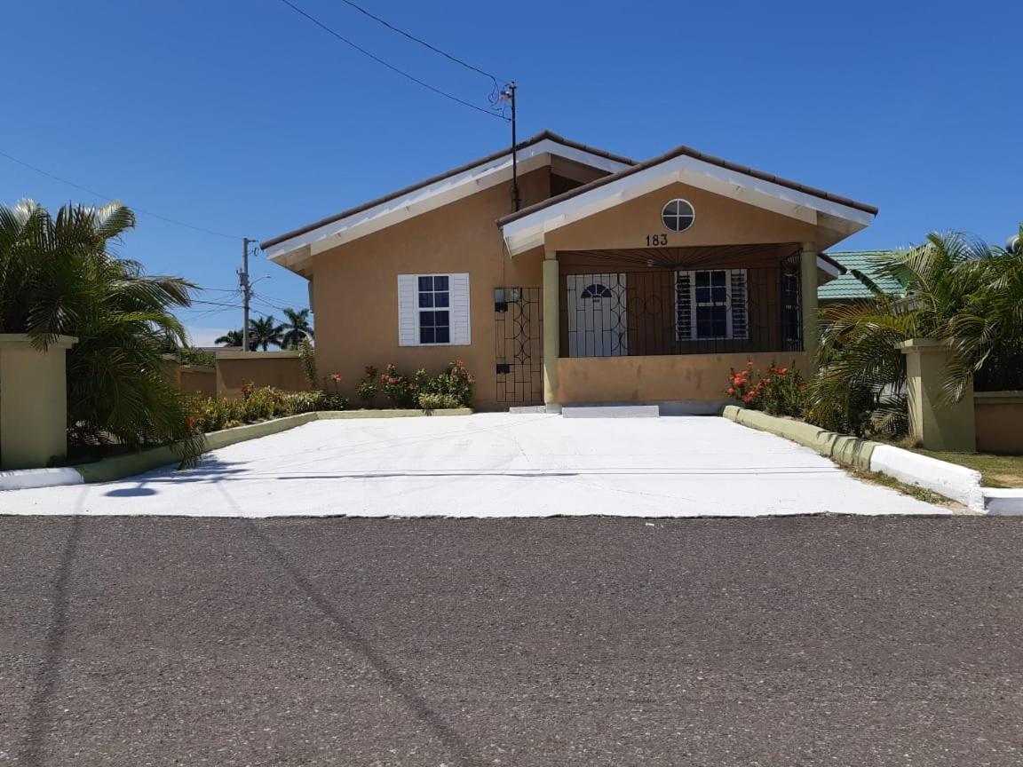 Bing'S Home Away From Home Ocho Rios Exterior photo